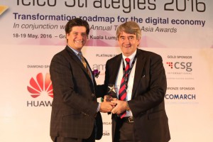 Mr. Paul Berriman, Chief Technology Officer of HKT (right), receives the trophy at the awards presentation ceremony.