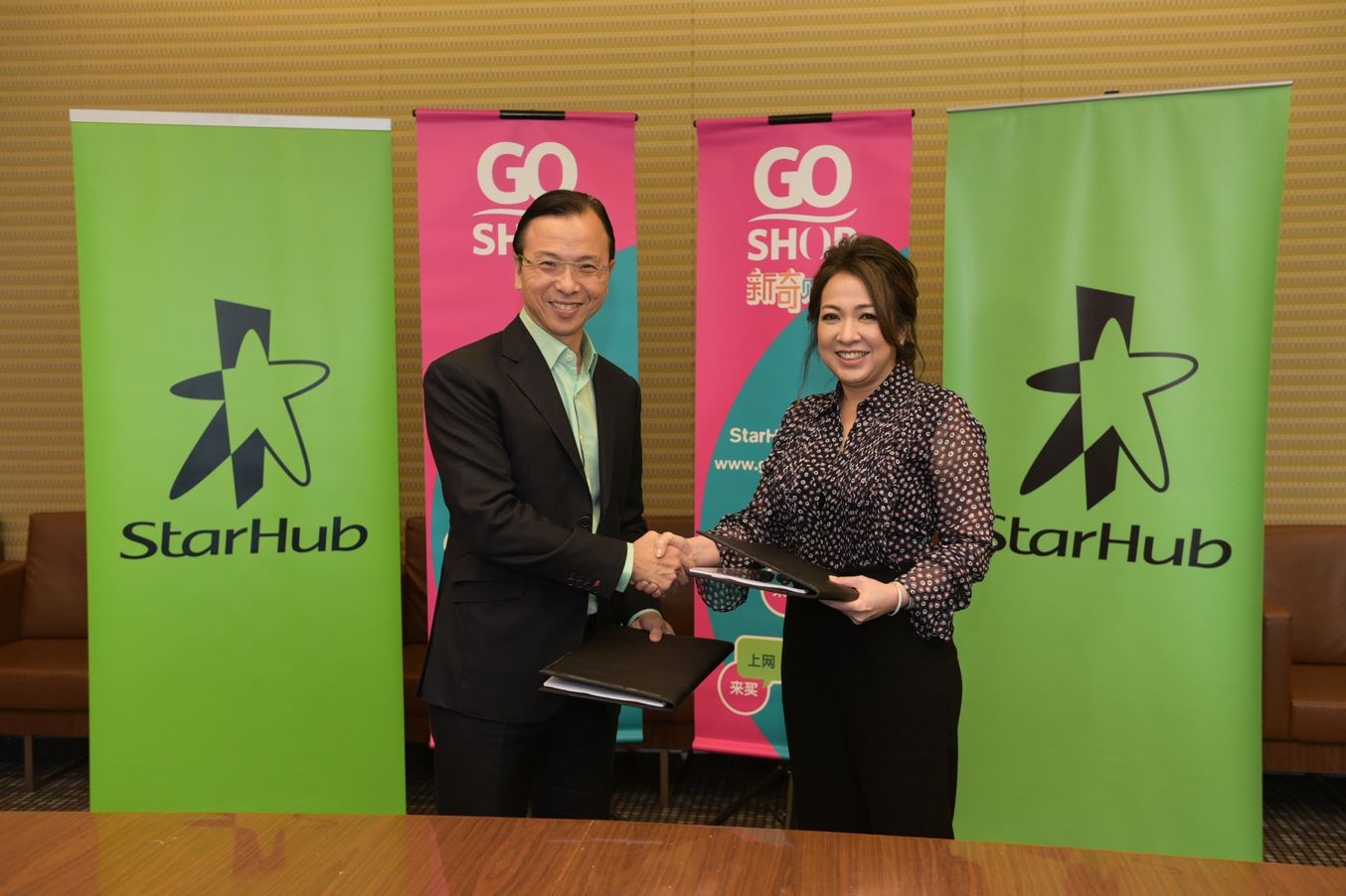 Astro Partners Starhub to Offer Go Shop. From Left - Tan Tong Hai, CEO, Starhub and Dato’ Rohana Rozhan, Group CEO of Astro